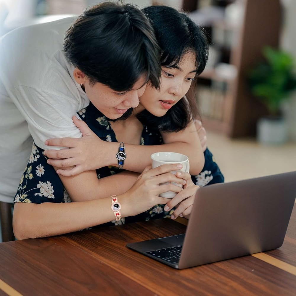 Long-distance couple's remote interactive smart mind-sensing bracelet, a pair of vibrating bracelets, a Valentine's Day gift.