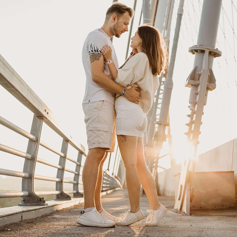 Long-distance couple's remote interactive smart mind-sensing bracelet, a pair of vibrating bracelets, a Valentine's Day gift.