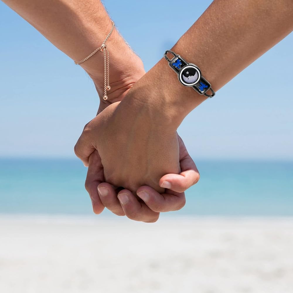 Long-distance couple's remote interactive smart mind-sensing bracelet, a pair of vibrating bracelets, a Valentine's Day gift.