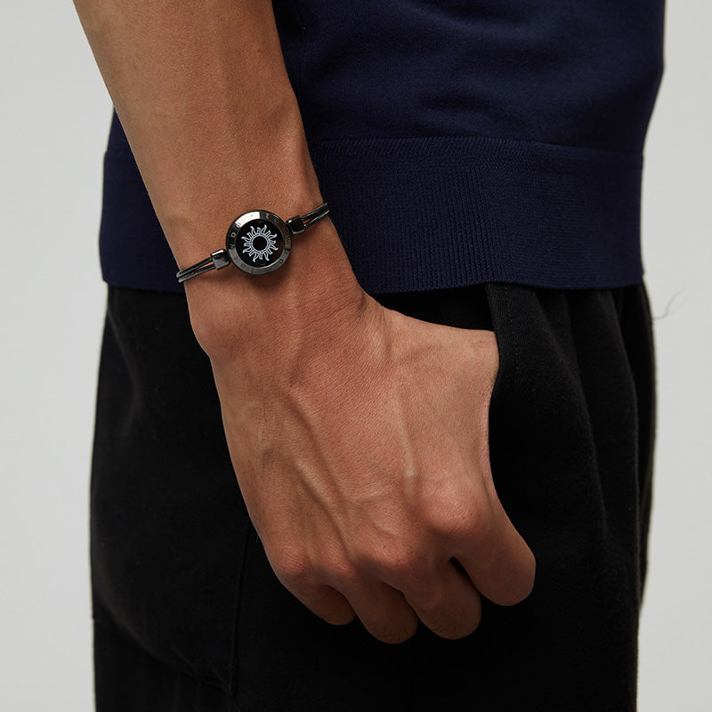 Long-distance couple's remote interactive smart mind-sensing bracelet, a pair of vibrating bracelets, a Valentine's Day gift.