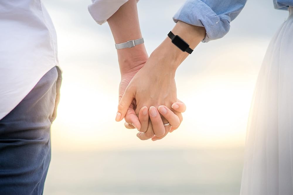 Long-distance touch bracelet, vibrates and glows, suitable for couples in love, sends SOS SMS, relationship bracelet, Velentine gift for girlfriend or boyfriend.